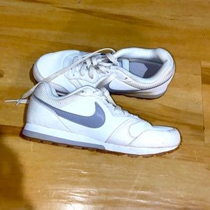 NIKE WMNS SZ 6.5 WHITE AND SILVER LIGHT WEIGHT GUM BOTTOM RUNNING SHOES